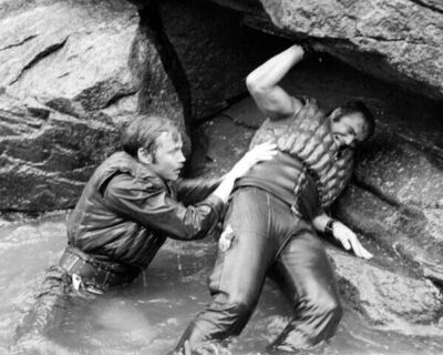 Deliverance 1972 Jon Voight & Burt Reynolds take cover under rocks 24x36 poster