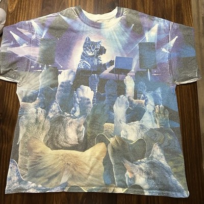 Men's Gildan Cat DJ Party Graphic T-shirt Size Large, Small Hole, Fabric Shaver