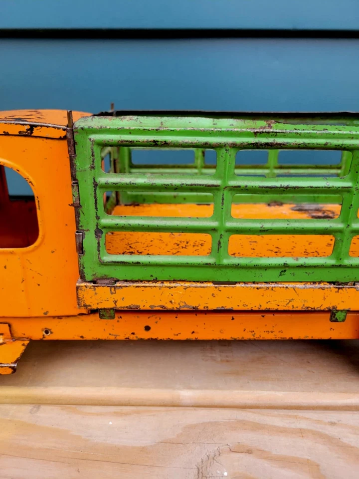 Camión de juguete Structo vintage años 20 con plataforma de estacas de acero prensado en estado original  Foto 4 de 4