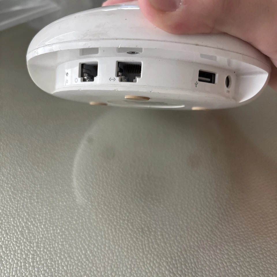 APPLE A1034 AIRPORT EXTREME BASE STATION - NO POWER CORD INCLUDED - Image 2 of 4