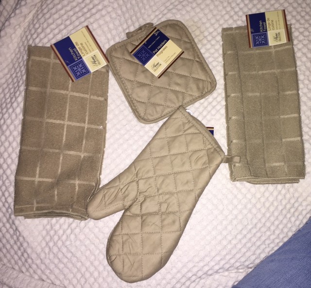 Gorgeous Tan 5 Pc Kitchen Set Oven Mitt 2 Pot Holders 2 Dish