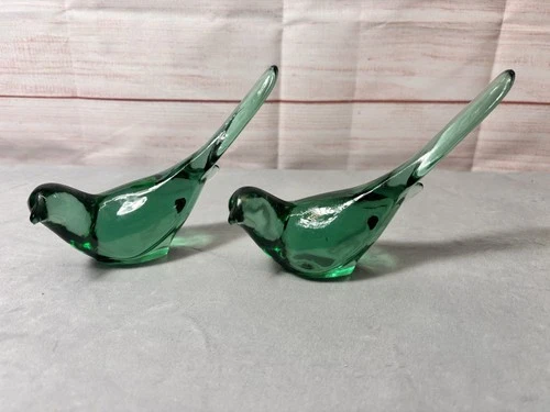 Fenton Green Glass Birds Set Of 2 Long Tail Sparrows Vintage Nature Art Glass