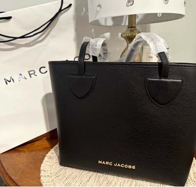 Marc Jacobs Black Pebbled Tote Gold Logo Magnetic Closure Brown Lining Pockets