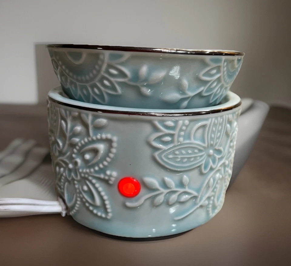 Calentador de cera de porcelana azul Scentsy Isabella retirado Foto 2 de 4