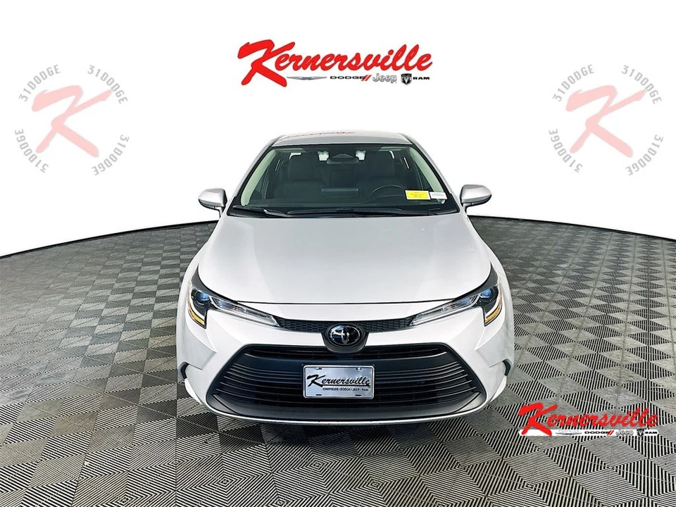 2024 Toyota Corolla LE FWD 4dr Sedan Wireless Phone Connectivity I4 KCDJR Foto 2 de 4