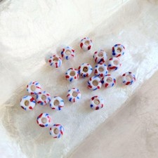 20 Japanische Tombo Dama Glas rot und blau Streifenmuster auf weißem Hintergrund