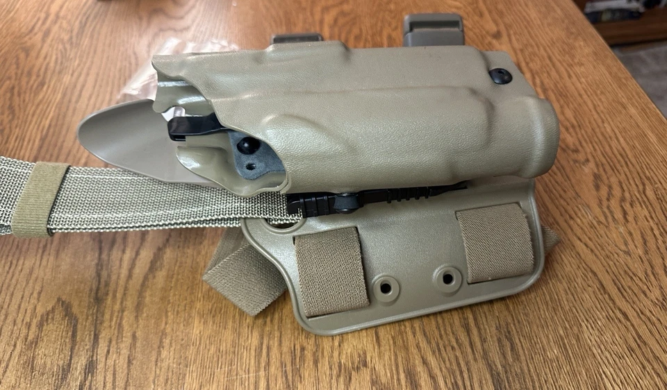 Кобура Safariland SIG P320 M17 6354-4502 желтовато-коричневая для правой руки ОТКИДНАЯ НОЖКА с ПОЯСНОЙ ПЕТЛЕЙ - Изображение 3 из 4