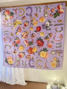 GUCCI Foulard en Soie Flore Lavande Violet Imprimé Floral 33,9x34,4 en Couleur Rare