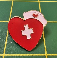 Ancienne épingle revers émaillée rouge et blanche infirmière cardiaque