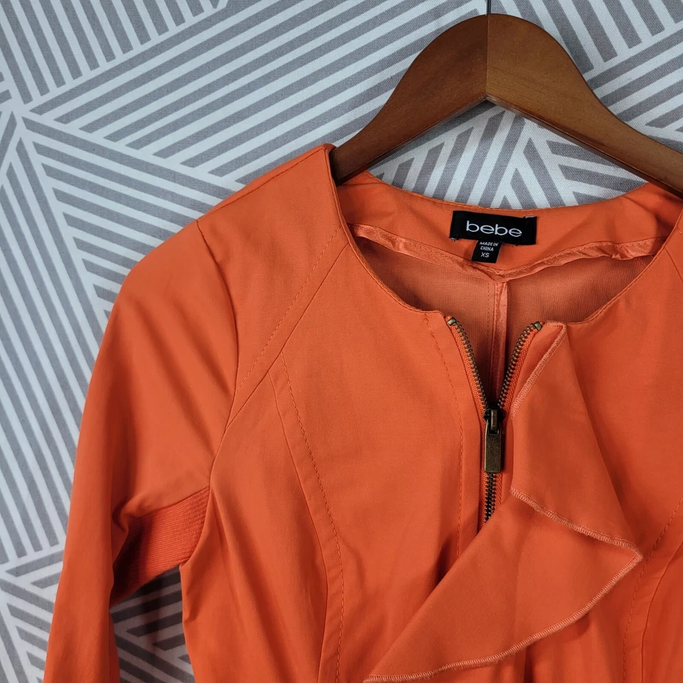 Bebe Temted 橙色夹克连衣裙 XS 码全拉链长袖荷叶边正面 — 第 4/4 张图片