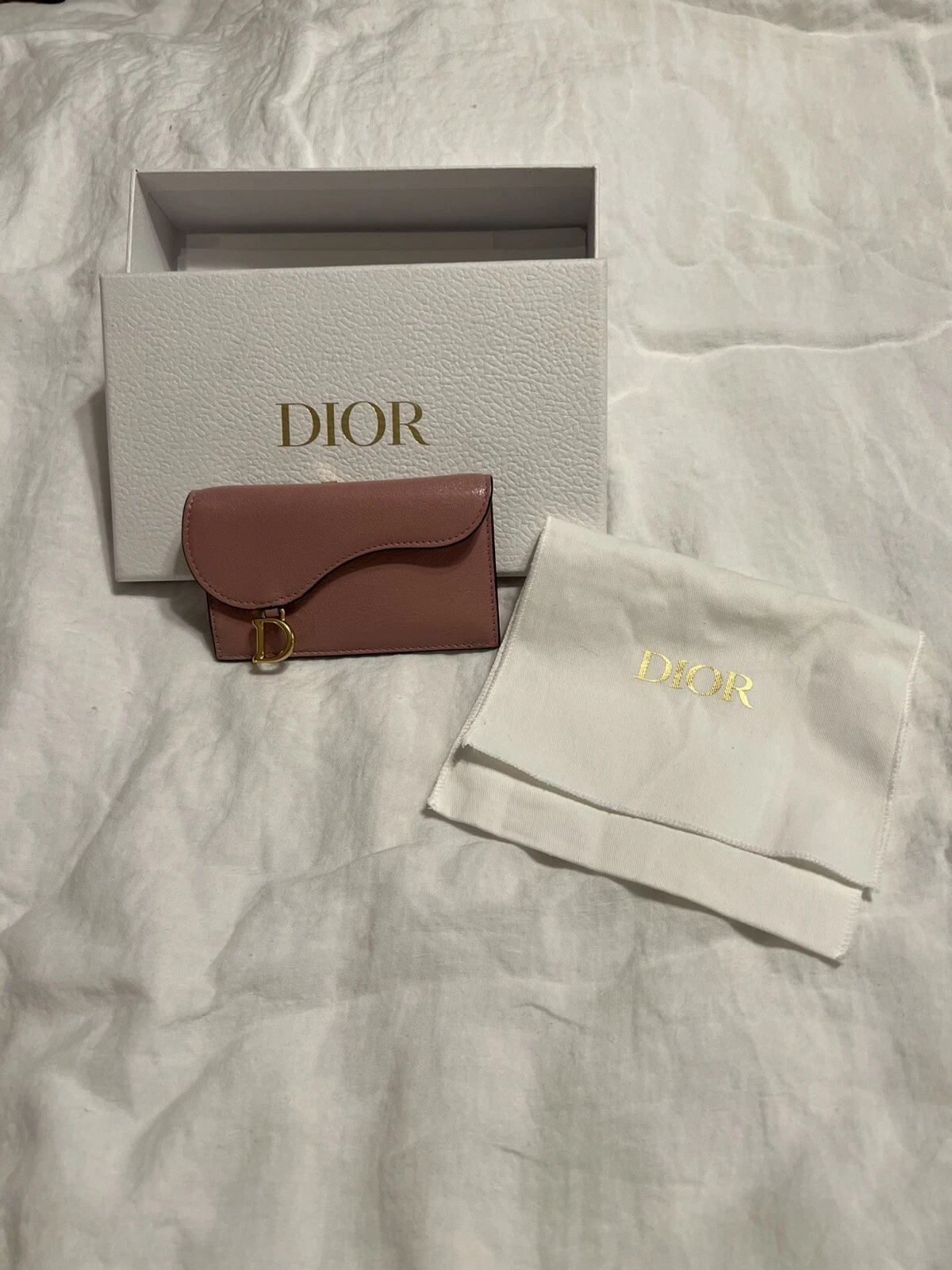 Portefeuille selle cuir Dior avec fentes pour cartes, fermeture éclair, fermeture bouton. Occasion