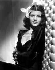 RITA HAYWORTH LEGENDARY ACTRESS - 8X10 PUBLICITY PHOTO (NN-069) RITA HAYWORTH LEGENDARY ACTRESS - 8X10 PUBLICITY PHOTO (NN-069)