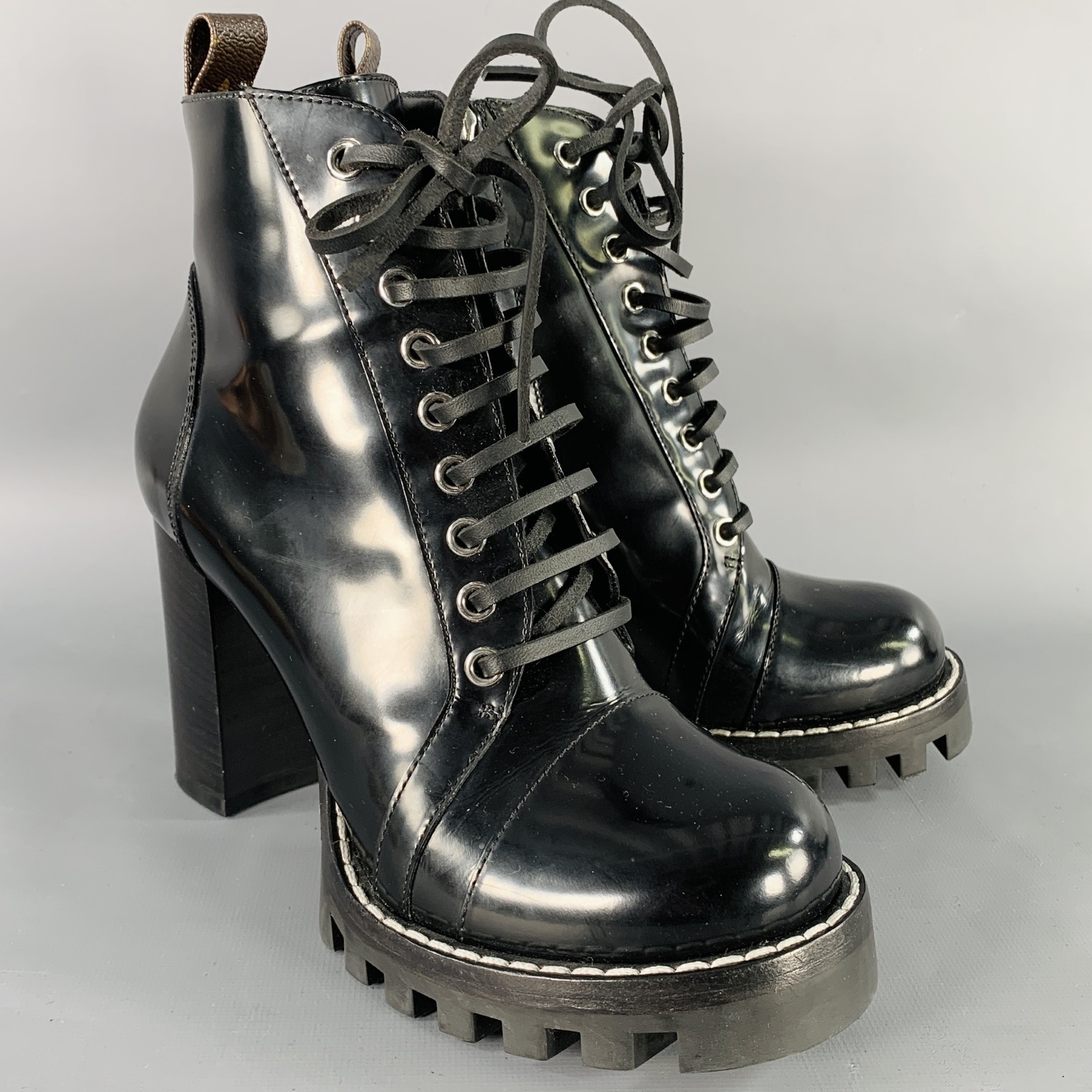 Botas De Charol Negras Con Suela De Tread Talla 7.5 De LOUIS VUITTON