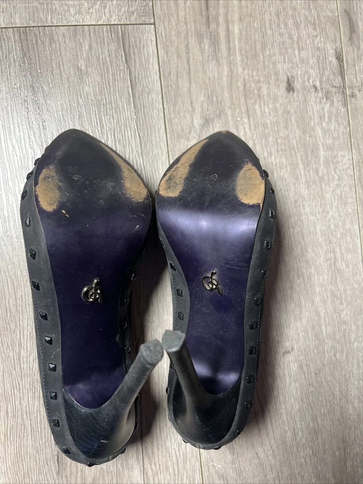 Zapatos de salón Rachel Ray de cuero/gamuza negros con tachuelas Foto 3 de 3