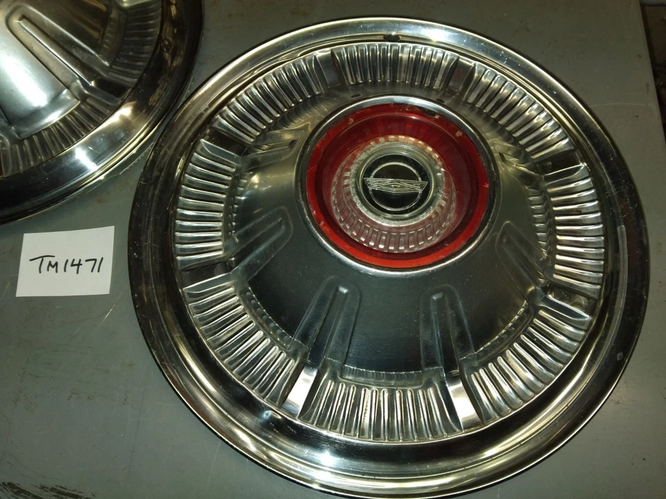Dos tapacubos Ford Country Squire 1966 de 15" Foto 4 de 4