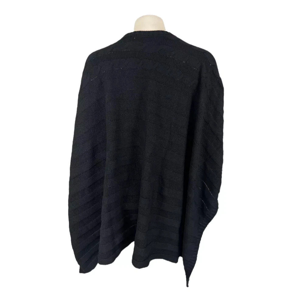 Poncho para mujer Lisa Rinna Collection tejido con cable negro liso talla mediana/grande Foto 2 de 2
