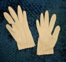 LOVELY BEIGE LADIES GLOVES-SCALLOPED WRISTS,DETAILED-EXCELLENT SMALL/MEDIUM