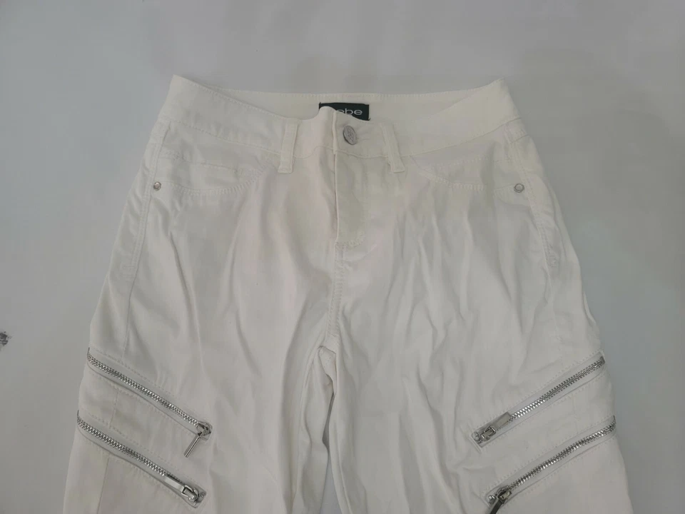 Pantalones ajustados blancos BEBE 26 para mujer con cremalleras delanteras usados en excelente estado  Foto 2 de 4