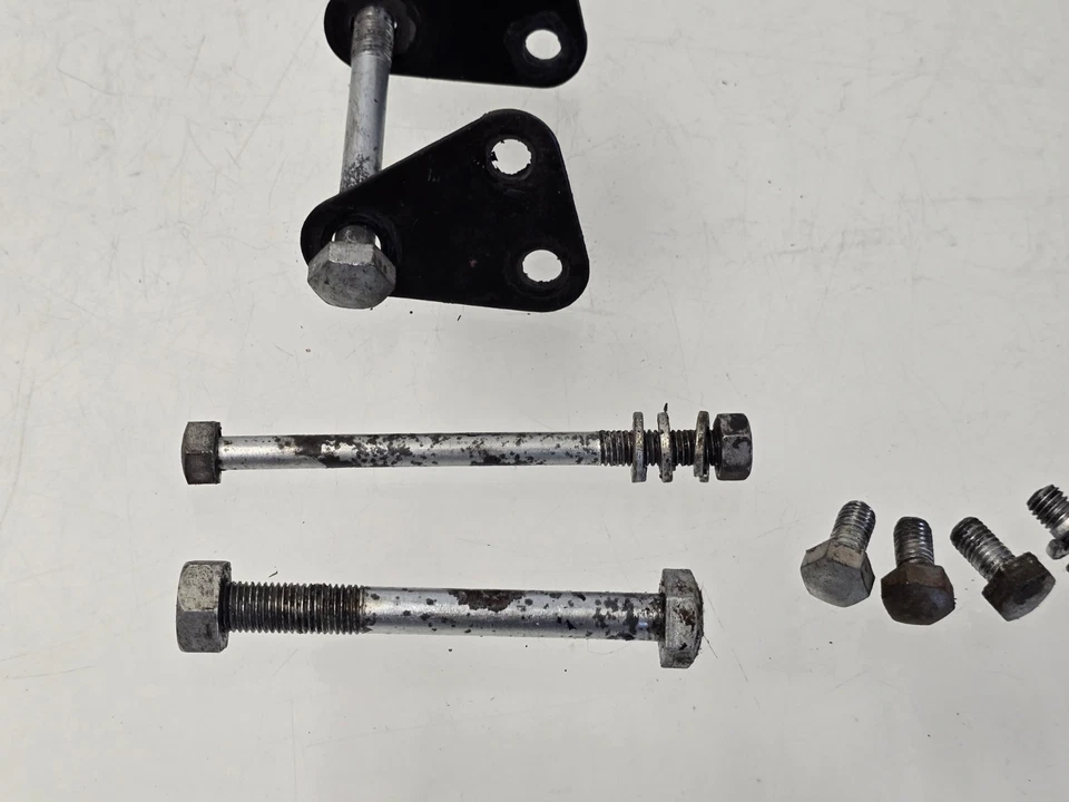 1969 年雅马哈 AT1 125 Enduro 发动机电机安装硬件 — 第 3/4 张图片