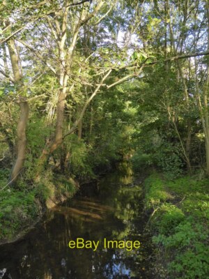 Foto 6x4 Der Hogsmill River bei Old Malden Blick flussaufwärts von einem kleinen br c2017