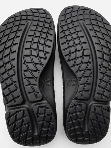 OOFOS OOahh Slide Sandals in Black, Size M7/W9