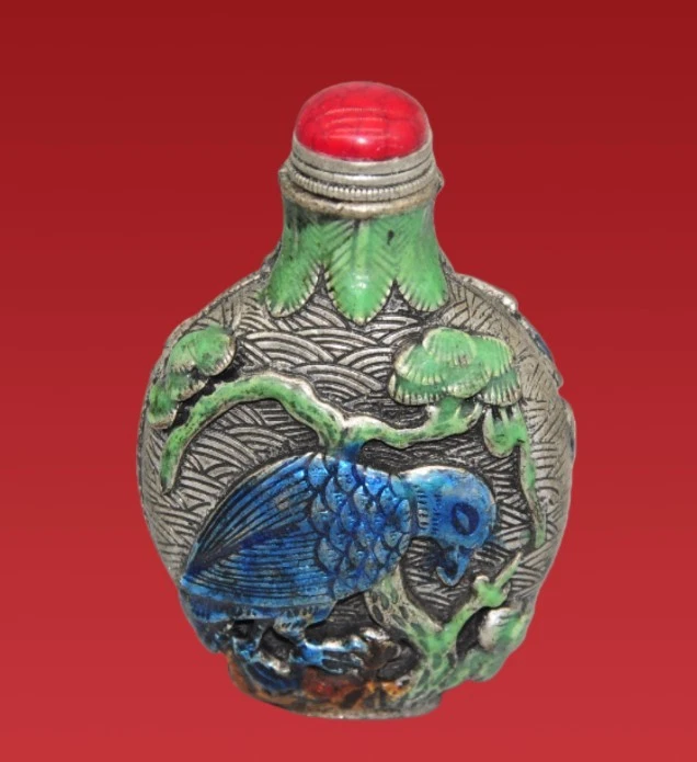 Antigua botella de tabaco esmaltada china en tono plateado con motivos de conejo pájaro tapa roja Foto 3 de 4