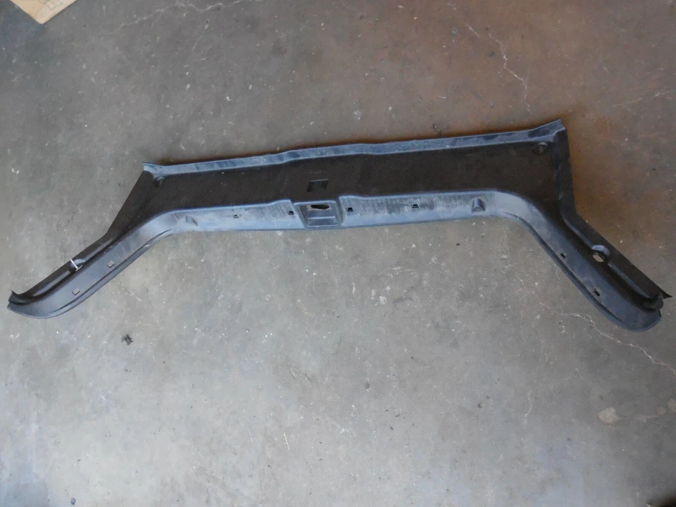 00-06 Mercedes Benz W220 S500 Cerradura de maletero Cubierta de umbral Panel envolvente Cubierta de umbral Foto 2 de 4