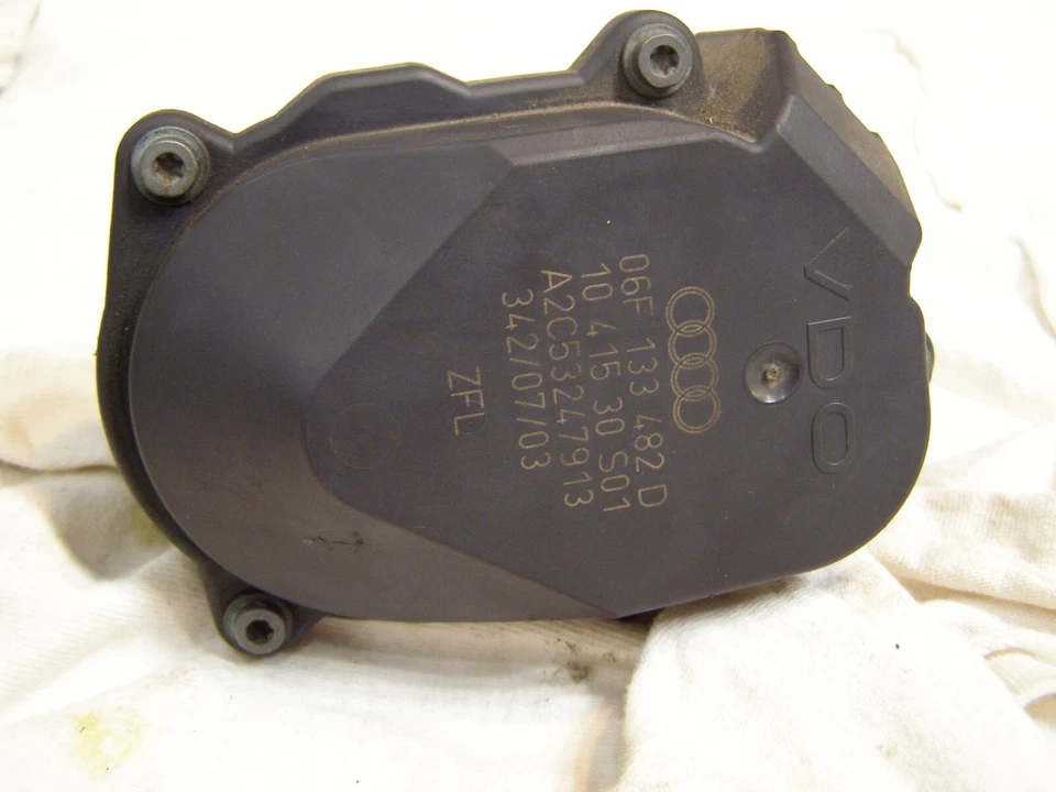 Actuador de aleta colector de admisión Volkswagen Jetta Wolfsburg 2008 OEM 06F133482 D Foto 2 de 4