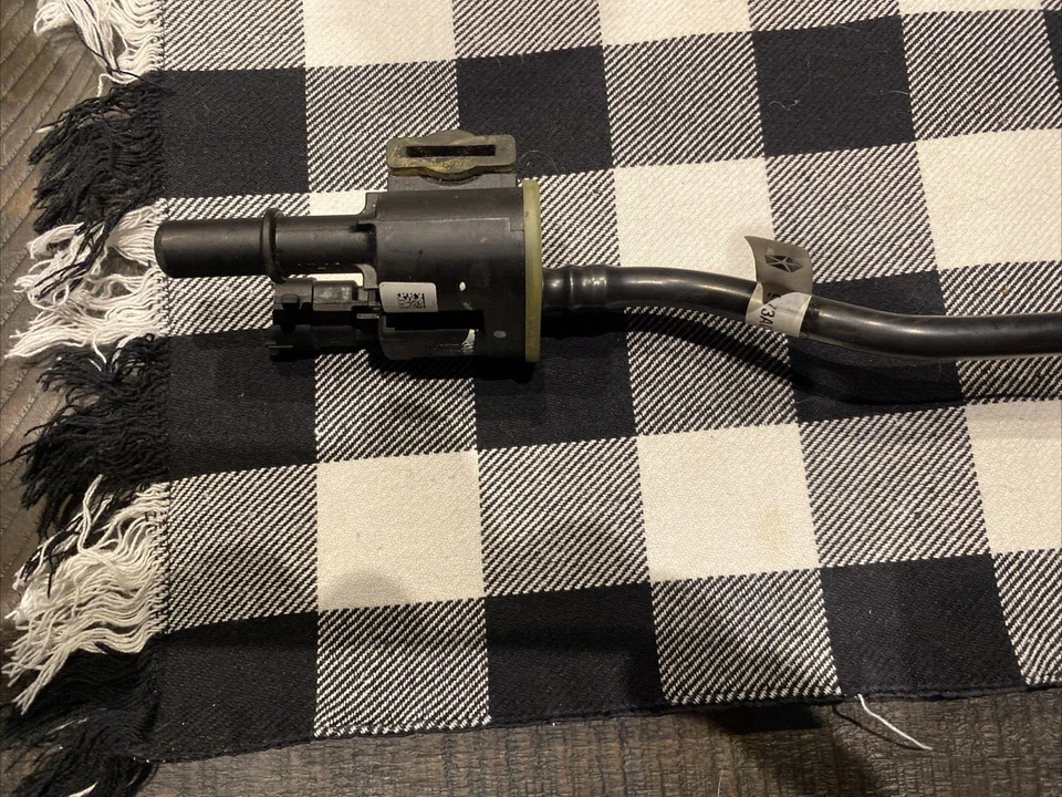 Válvula y tubo de control de purga de emisiones Jeep, Dodge y Chrysler 2014-24 4627694AB Foto 2 de 4