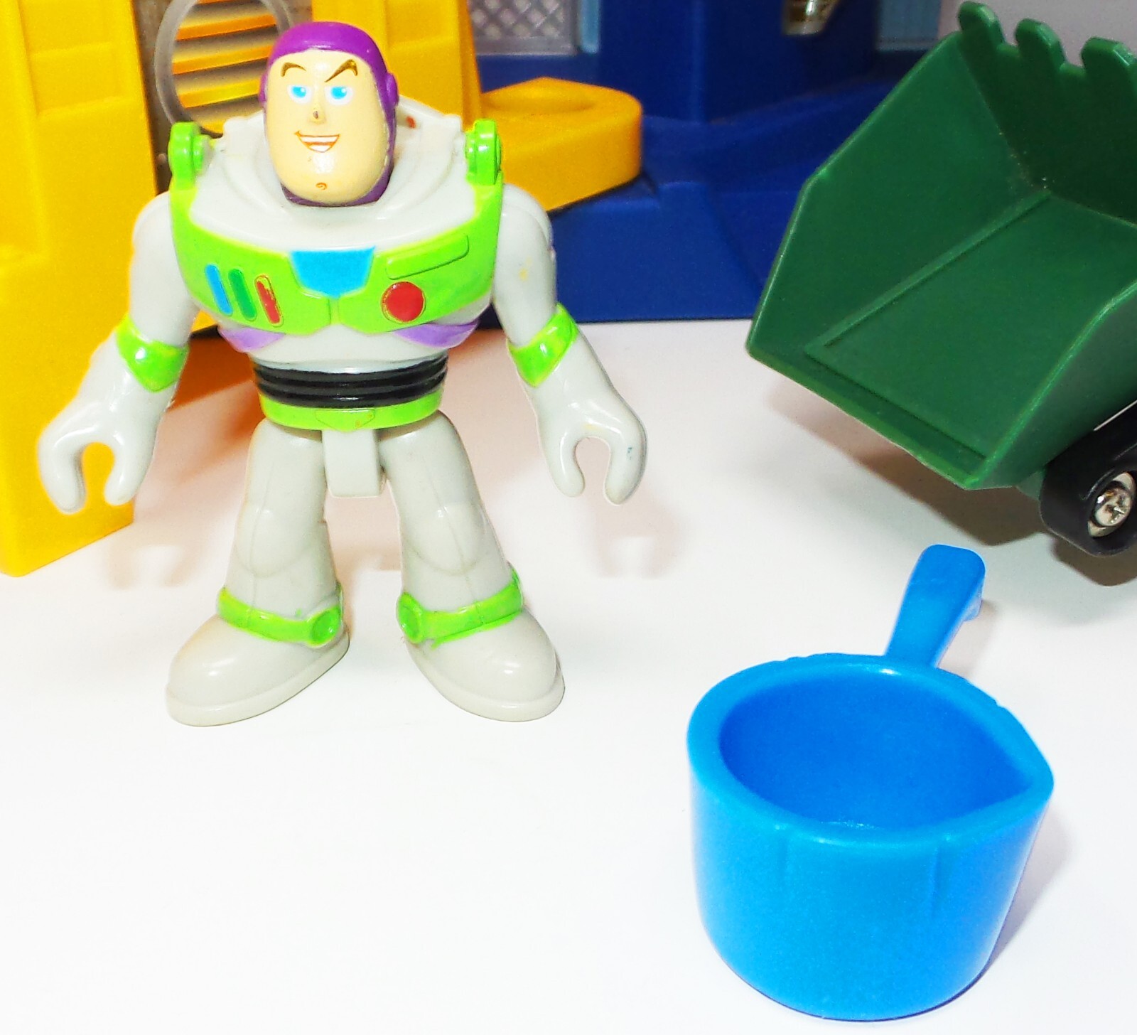 Fisher Price Toy Story 3 Imaginext Tri County Landfill Playset w/ Buzz