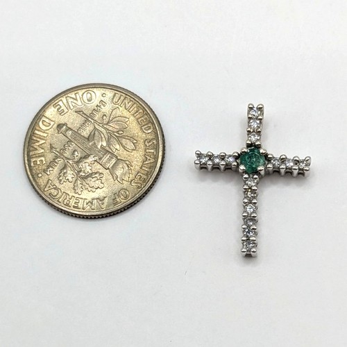 Ciondolo croce crocifisso smeraldo e diamanti mini piccolo oro bianco 14 kt firmato AJ - Foto 7 di 8