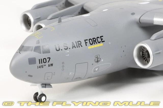 GeminiJets 1:200 C-17A Globemaster III USAF 145th AW NC ANG #02-1107 Foto 3 de 4