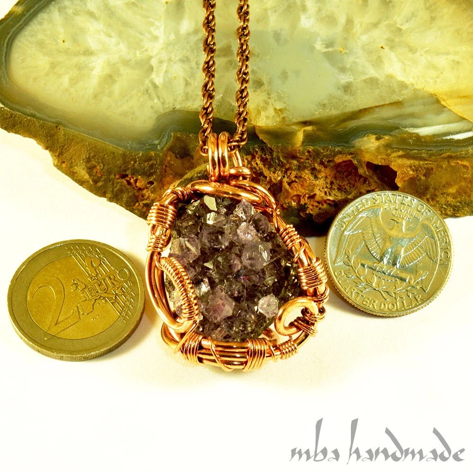 Colgante de cristal de amatista - Envuelto en alambre de cobre puro - Joyería única hecha a mano Foto 2 de 3