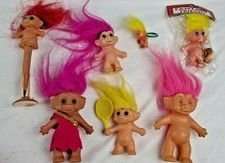 Muñecas Trolls de colección hombre de las cavernas, bolígrafo para escribir, anillo para dedos, raqueta de tenis, ventosa