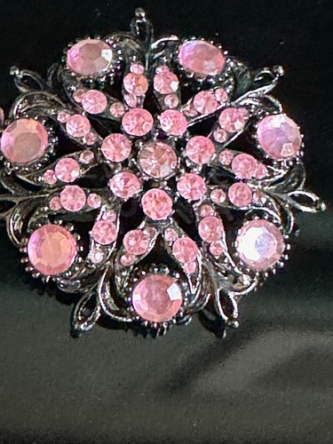 Pink Cluster Crystal Pin – Elegant Vintage-Inspired Brooch, Sparkling Design