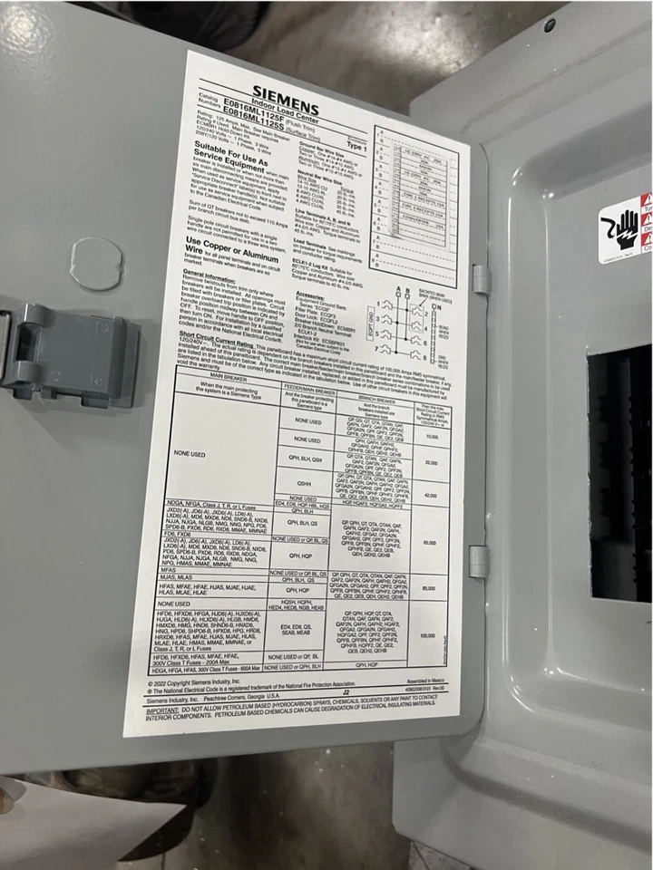 Centro de carga de montaje en superficie Siemens E0816ML1125SGP 125A NUEVO PERO agujeros mal perforados Foto 3 de 3