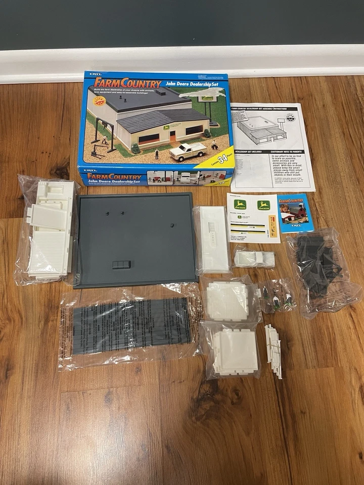 1993 ERTL JOHN DEERE DEALERSHIP 1/64 #5695 Farm Country New Building - Image 2 of 4