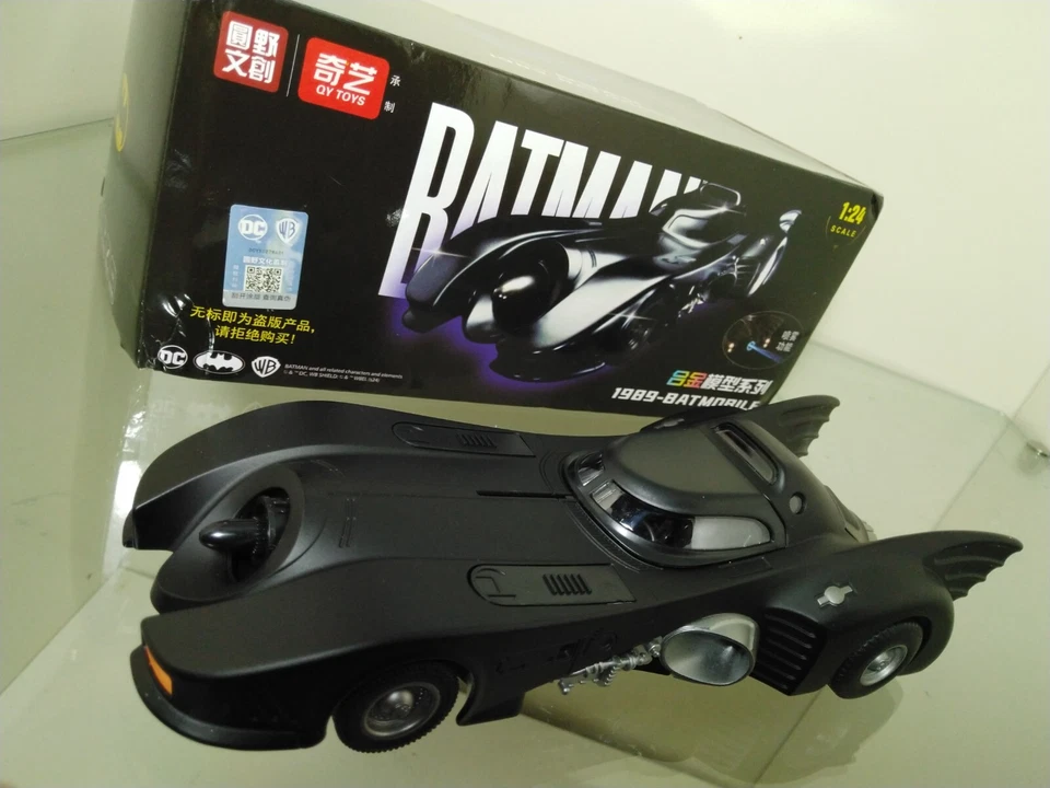 MODELLO auto pressofuso BATMOBILE 1989 BATMAN DC Comics WB QY Toys 1:24 luci LED - Immagine 2 di 4