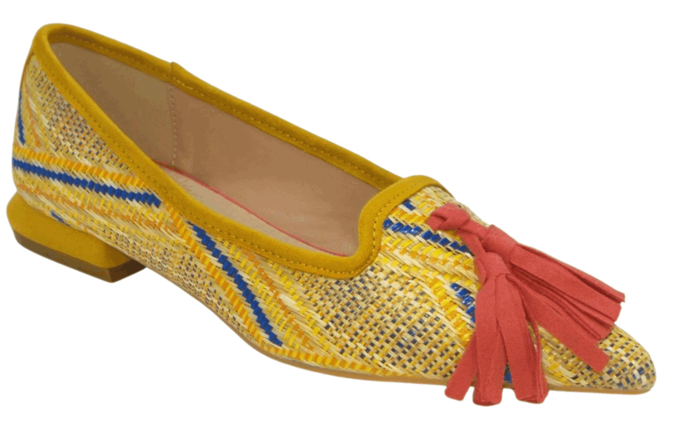 Женские мокасины-слипоны Azarey 574J108R с заостренной кисточкой желтого цвета