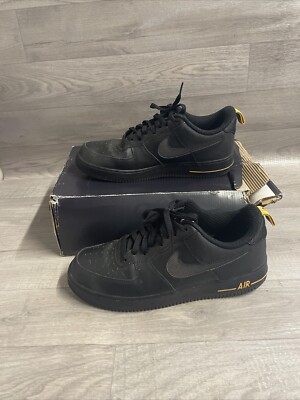NIKE AIR FORCE 1 '07 LV8 'CUT-OUT' REFLEKTIERENDER SWOOSH SCHWARZ/ORANGE HERRENGRÖSSE 9,5
