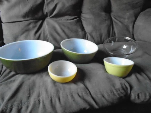 Vintage Pyrex Mixing Bowl Set of 5  yellow 401 and 2 Avocado bowls 404- 403