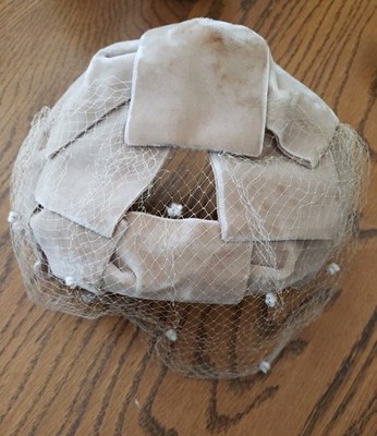 Unionmade In USA 1940-1950 Vintage Women's Beige Velvet With Net Pill Box Hat 