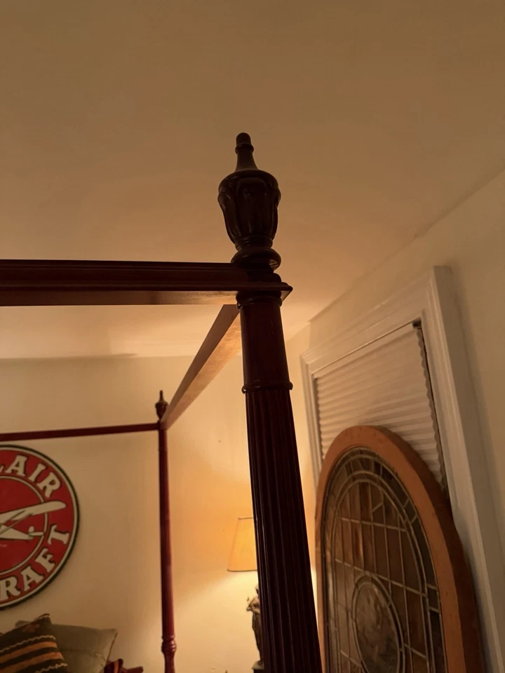 20th Century Queen Size Four Poster Canopy Bed in excellent vintage condition.   - Image 4 of 4