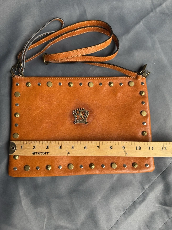 Bolso sin asas Pratesi Firenze italiano de cuero marrón con tachuelas Foto 2 de 4