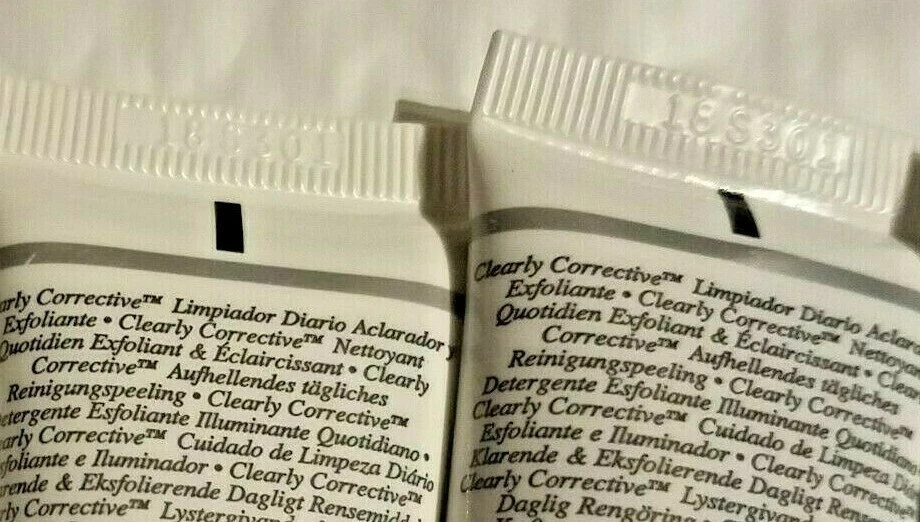 Limpiador iluminador y exfoliante Kiehl's Clearly Corrective 1 oz x 5 piezas = 5 oz Foto 2 de 3