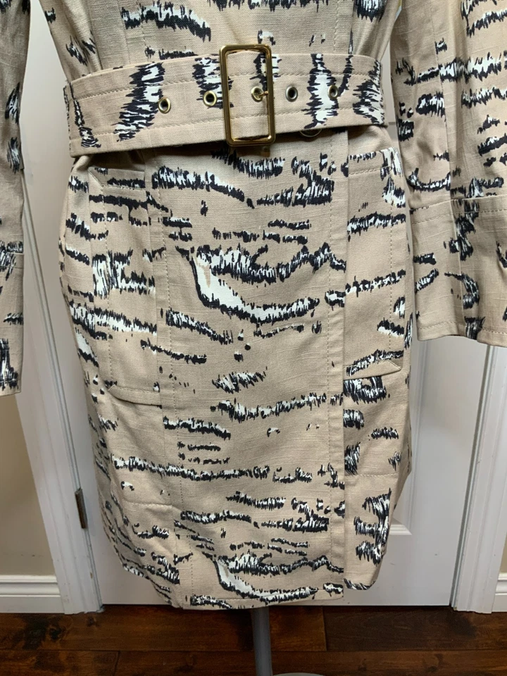 Gabardina Marc by Marc Jacobs Bronceada Estampado Animal Cinturón Doble Pecho, Talla XS Foto 3 de 4