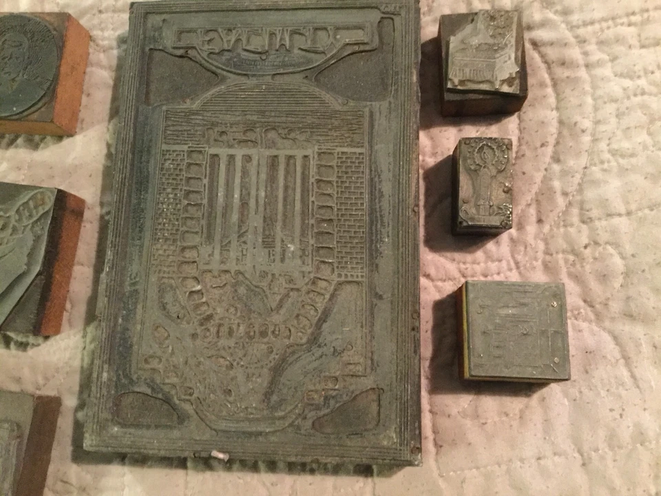 LARGE LOT OF 17 VINTAGE METAL ON WOOD TYPESET BLOCK STAMPS CLOVER MAN LADDER ETC - Image 2 of 4