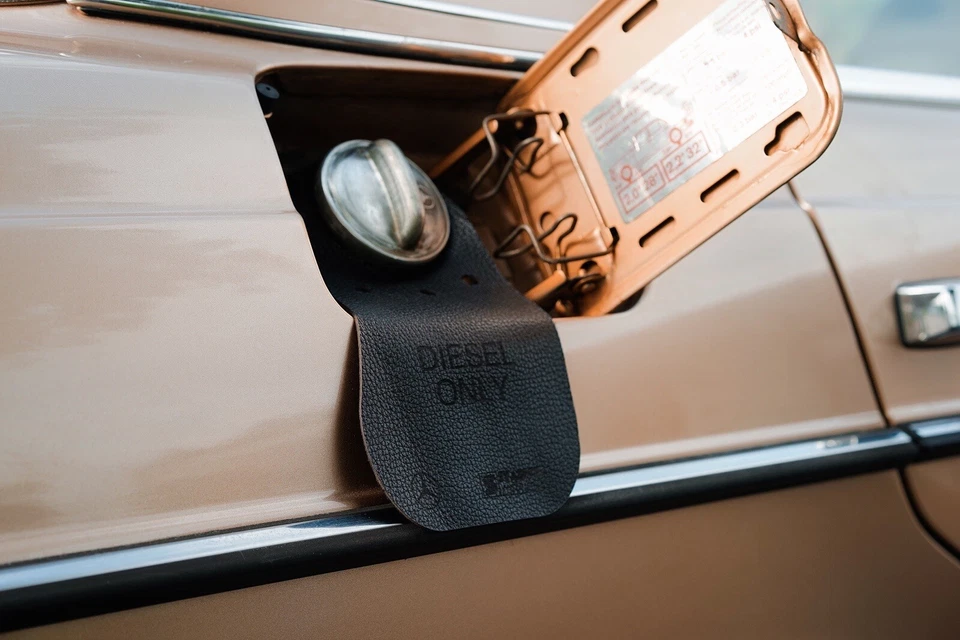 Babero Combustible Mercedes Benz W123 240d 300d 280e Cuero Genuino 1975-1986 StanceMiami Foto 3 de 4