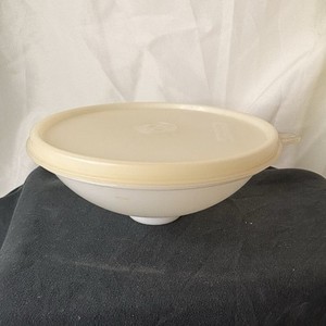 Tupperware White Beige Round Plastic dip Container to chip and dip platter 8–512