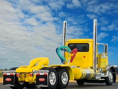 DCP 1/64 Peterbilt 389 Giallo Con Traversina Piatta 63 &ndash; Modello Diecast Pride &amp; Class, Usato (Nuovo Fuori Confezione)